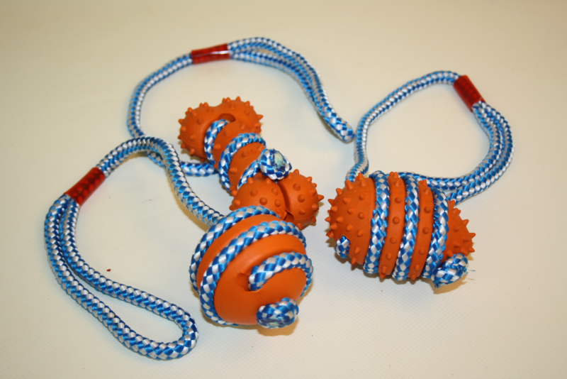 Gummispielzeug mit Seil